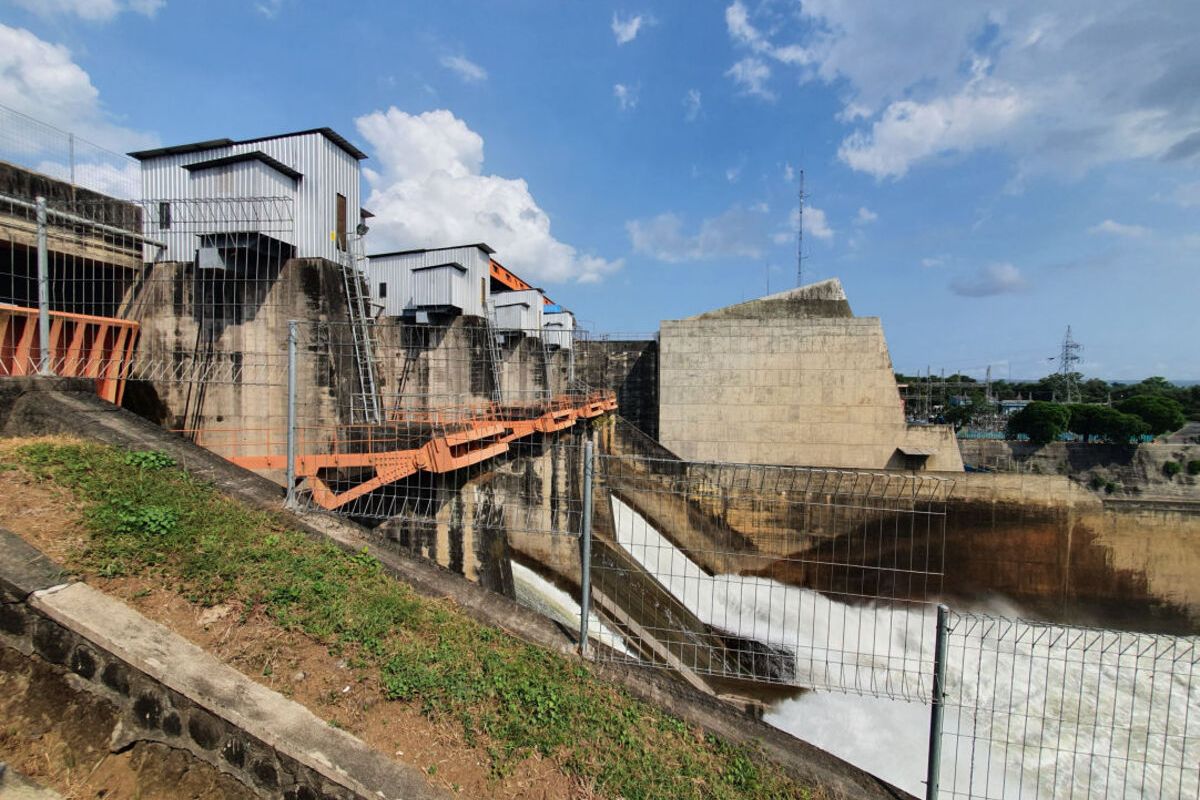 Air mengalir deras melalui pintu-pintu air bendungan yang dibuka penuh selama flushing Bendungan Wlingi di Kabupaten Blitar tahun lalu, Senin (20/5/2024).