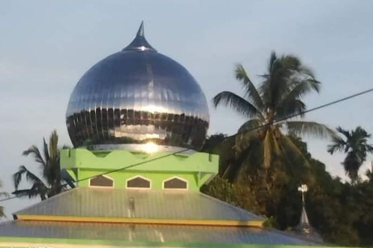 Perhiasan kubah Masjid Al Hudah di Desa Kayeli, Kabupaten Buru Maluku tampak kosong, Selasa (5/3/2024)