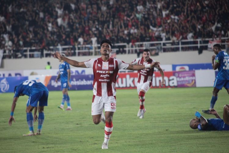 Penyerang Persis Solo, Ramadhan Sananta, melakukan selebrasi usai menjebol gawang Persib Bandung pada laga pekan ketujuh Liga 1 2023-2024 yang digelar di Stadion Manahan, Solo, pada Selasa (8/8/2023) malam WIB. Persis Solo menang 2-1 yang membuat Persib Bandung masuk zona merah klasemen Liga 1.