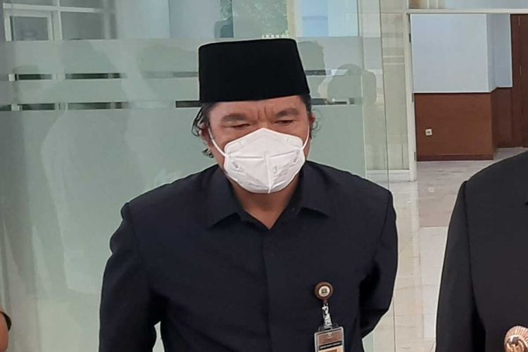 Mantan Sekda Banten Al Muktabar menggugat Gubernur Banten atas keputusannya membebastugaskan dari jabatannya.