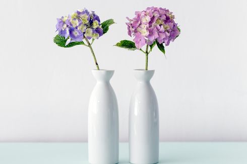 7 Cara Dekor Ruangan dengan Bunga Plastik agar Terlihat Natural