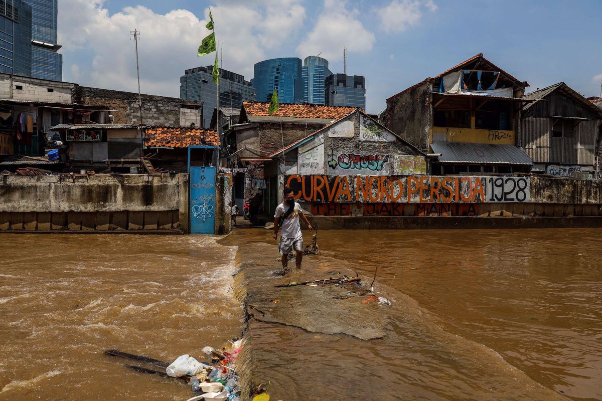 Suasana jembatan Kebalen VII di Kali Krukut masih tertutup air di Kebayoran Baru, Jakarta Selatan, Senin (5/10/2020). Akibat hujan deras pada Minggu (4/10/2020) malam, membuat jembatan di kebalen 7 kali krukut tidak bisa dilewati warga atau pemotor yang akan melintas.