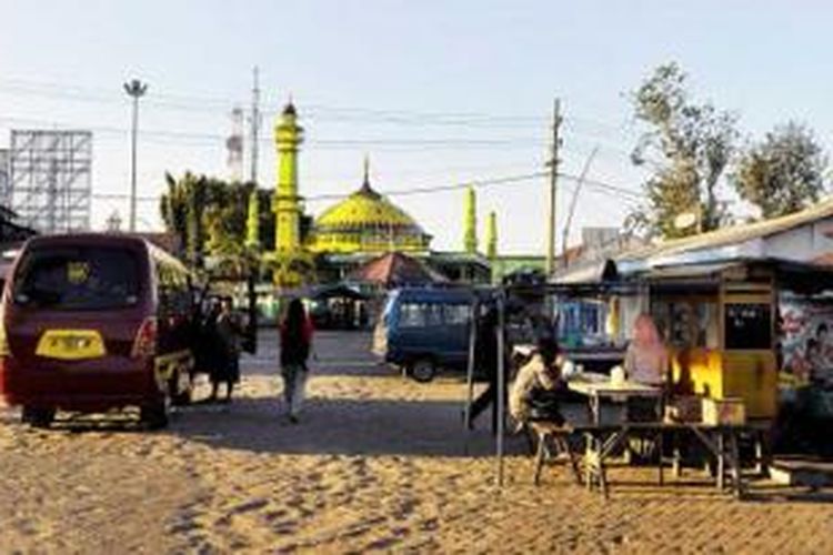 Terminal di dermaga Kamal, Bangkalan, Madura, relatif sepi sejak beroperasinya Jembatan Suramadu.