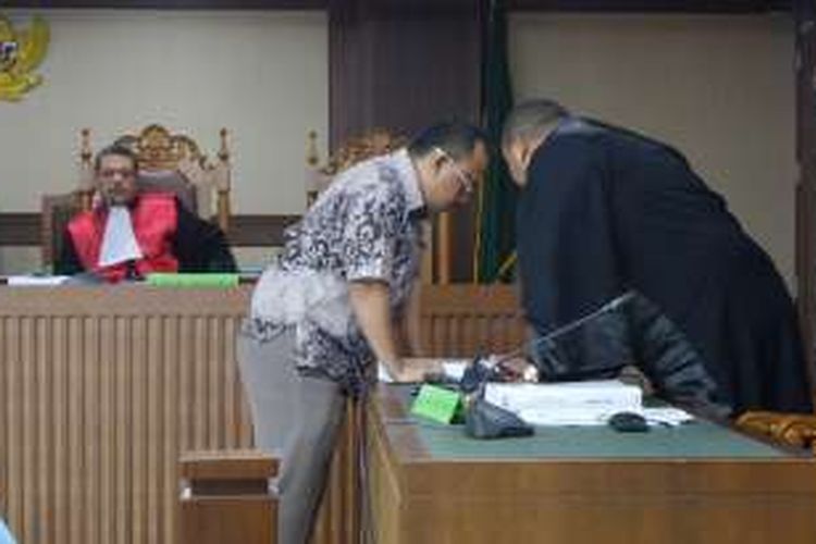 Pegawai Wiranatakusumah Legal and Consultant, Ahmad Yani, didakwa menyuap hakim di Pengadilan Tipikor Jakarta, Rabu (7/12/2016).