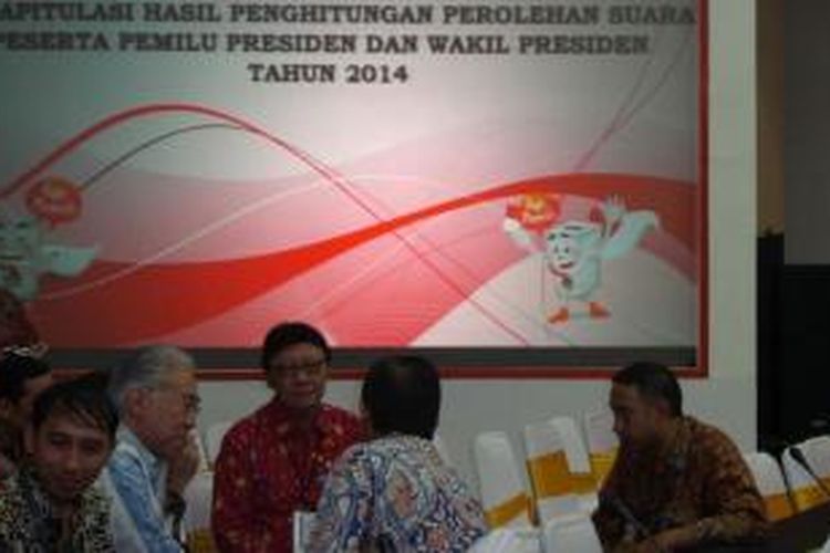 Saksi Jokowi-JK siap-siap ikut rapat rekapitulasi suara di KPU, Selasa (22/7/2014). Sekjen PDIP Tjahjo Kumolo ikut rapat untuk pertama kalinya.