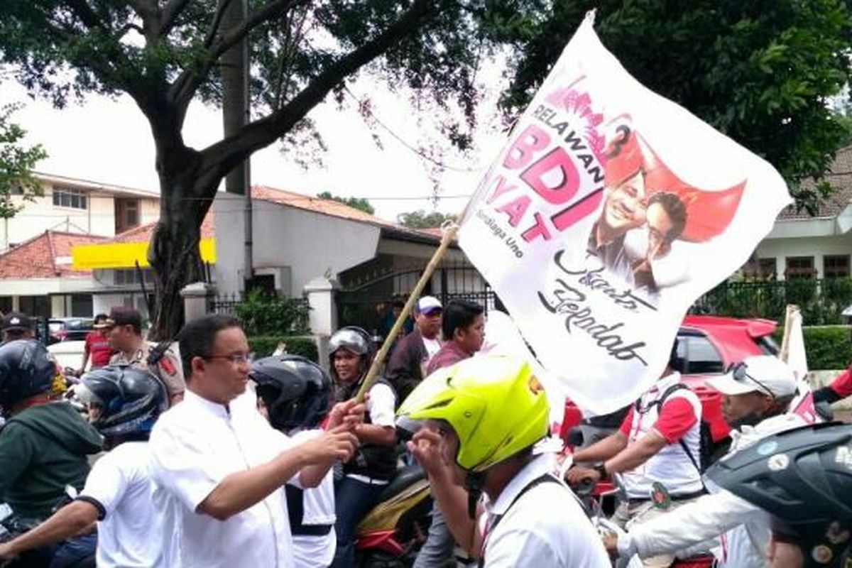 Calon gubernur DKI Jakarta Anies Baswedan melepas konvoi Relawan Abdi Rakyat yang melakukan 