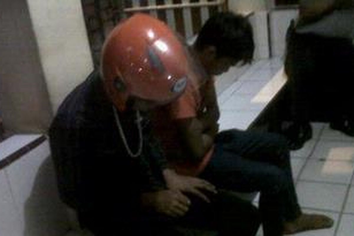 Dua pelajar mabuk tengah diamankan di Mapolsek Taneteriattang, Kabupaten Bone, Sulawesi Selatan setelah menyeruduk sejumlah motor yang tengah diparkir di alun-alun setempat. Senin, (01/10/2012)dini hari.