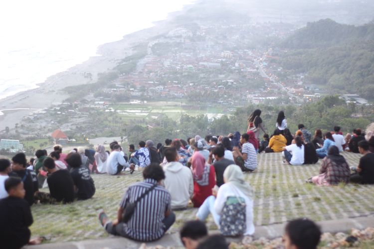 Keramaian wisatawan di Bukit Paralayang Watugupit, Bantul, Yogyakarta, Kamis (23/1/2020).