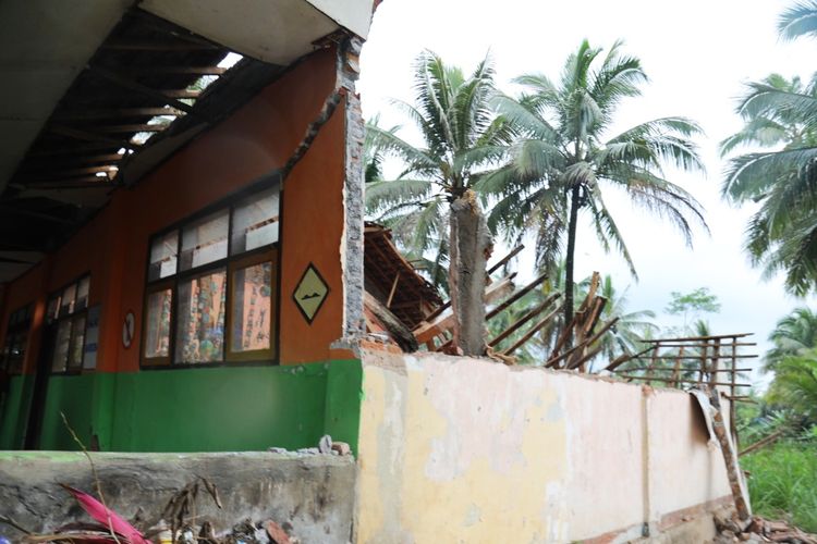 Penampakan ruang kelas SDN Ranulogong 02, Kecamatan Randuagung, Kabupaten Lumajang yang ambruk diguyur hujan deras, Senin (26/2/2022)