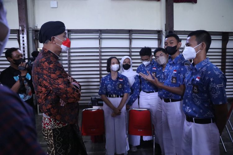 Gubernur Jawa Tengah, Ganjar Pranowomengecek sekolah saat pendaftaran ulang terakhir dalam tahapan PPDB Jawa Tengah tahun ajaran 2022/2023