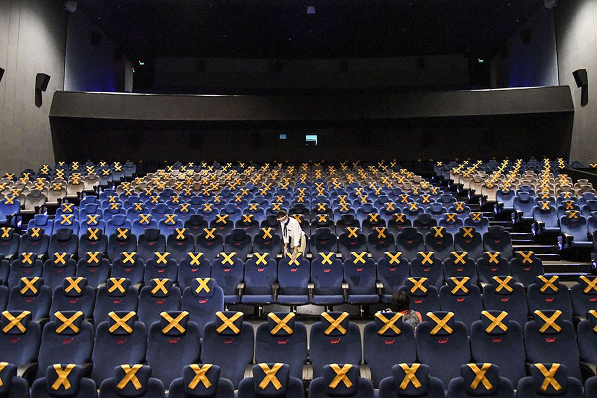 Petugas memeriksa tempat duduk di salah satu studio bioskop di Jakarta, Rabu (21/10/2020). Sejumlah bioskop di Ibu kota kembali beroperasi setelah mendapatkan izin dari Pemprov DKI Jakarta dengan jumlah penonton dibatasi maksimal 25 persen dari total kapasitas.