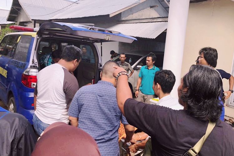 Jenazah Heni Darsita saat dibawa ke rumah sakit umum daerah (RSUD) Ketapang, Kalimantan Barat, Kamis (16/5/2019)