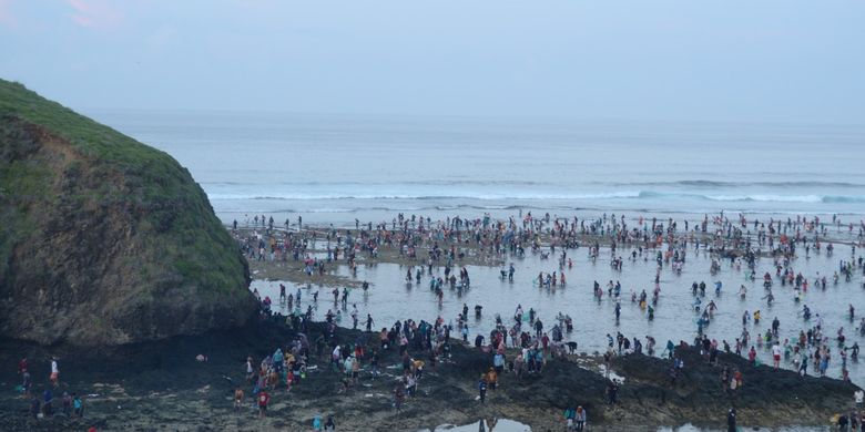 Festival Pesona Bau Nyale 2020 diselenggarakan di Pantai Tanjung Aan Pengembur, Sengkol,  Lombok Tengah, Nusa Tenggara Barat pada 9-15 Februari 2020. 