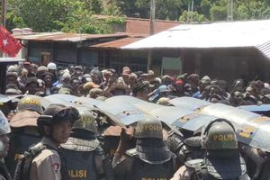 Demo Protes Penempatan Militer di Papua Ricuh, 7 Polisi Terluka