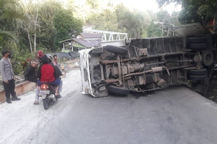 Sebuah truk boks bermuatan alpukat terbalik di Enang-Enang, Kecamatan Pintu Rime Gayo, Bener Meriah, Aceh, (18/4/2022).