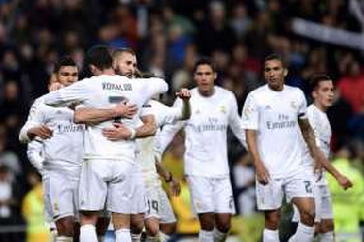 Para pemain Real Madrid merayakan gol ke gawang Villarreal dalam lanjutan La Liga di Stadion Santiago Bernabeu, Rabu (20/4/2016) waktu setempat.