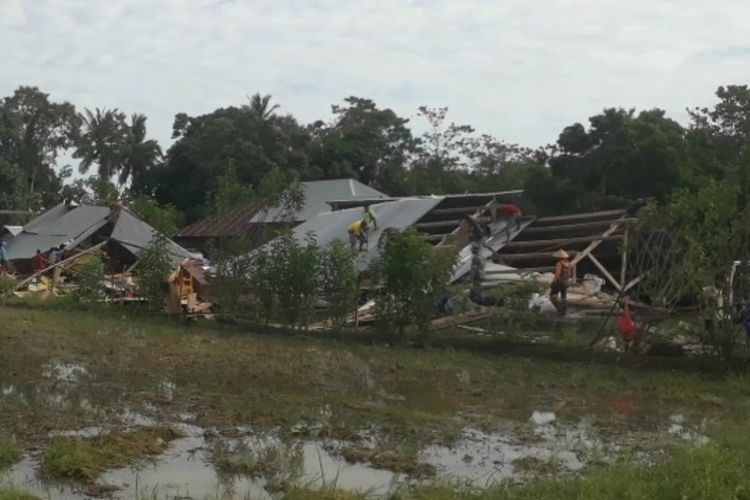 Rumah warga di area persawahan Desa Lengkong, Kecamatan Bua, kabupaten Luwu, Sulawesi Selatan, rusak diterjang angin puting beliung yang terjadi pada Sabtu (08/01/2022) sore, wargapun kembali membenahi rumah mereka, Minggu (09/01/2022)