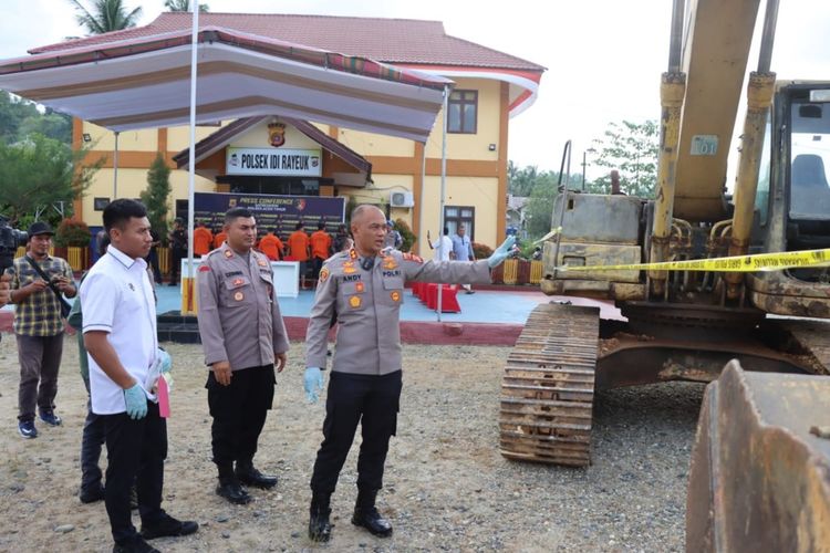 Kapolres Aceh Timur AKBP Andy Rahmansyah memperlihatkan satu unit escavator yang digunakan untuk galian C ilegal di Aceh Timur, Selasa (17/10/2023)