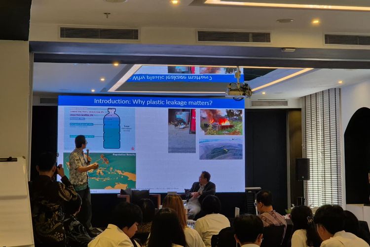 Profesor Riset Badan Riset dan Inovasi Nasional (BRIN) Muhammad Reza Cordova dalam Lokakarya Internasional ?Indonesia-Taiwan Collaboration in Scaling Up Marine Plastic Debris Governance in the Indo-Pacific? di Jakarta, Kamis (6/11/2025).