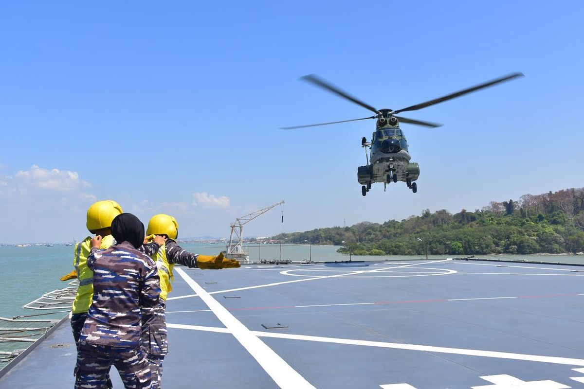 TNI AU Uji Kemampuan Helikopter Mendarat di Kapal Perang