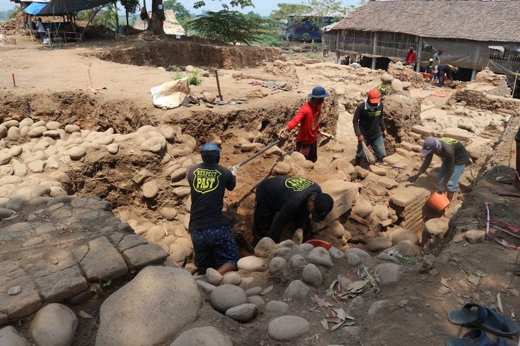 Jejak peninggalan Kerajaan Majapahit di Dusun Bendo Desa Kumitir, kecamatan Jatirejo, Kabupaten Mojokerto, setelah diekskavasi Balai Pelestarian Cagar Budaya (BPCB) Jawa Timur. Situs Kumitir diduga merupakan jejak arkeologis dari istana Raja (Bhre) Wengker, sekaligus tempat pendharmaan untuk Mahesa Cempaka.