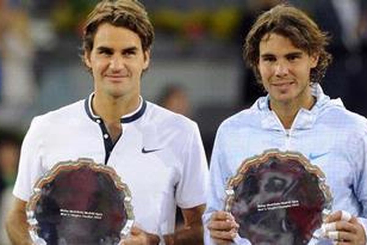 Rafael Nadal (kanan) dan Roger Federer, usai bertarung di final Madrid Masters, Minggu (16/5/10). Mereka jadi favorit lagi di Perancis Terbuka dan diperkirakan akan bertemu di final.