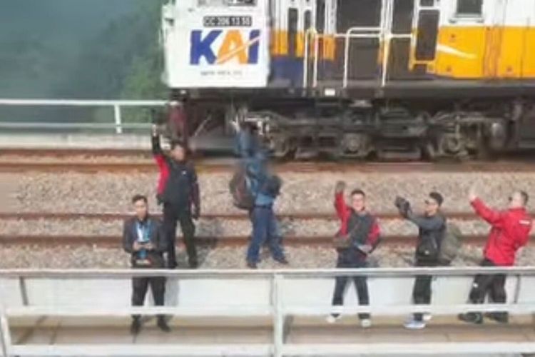 KAI Bandung Larang Selfie di Jembatan Cisomang dan Cikubang, Risiko Kecelakaan Tinggi