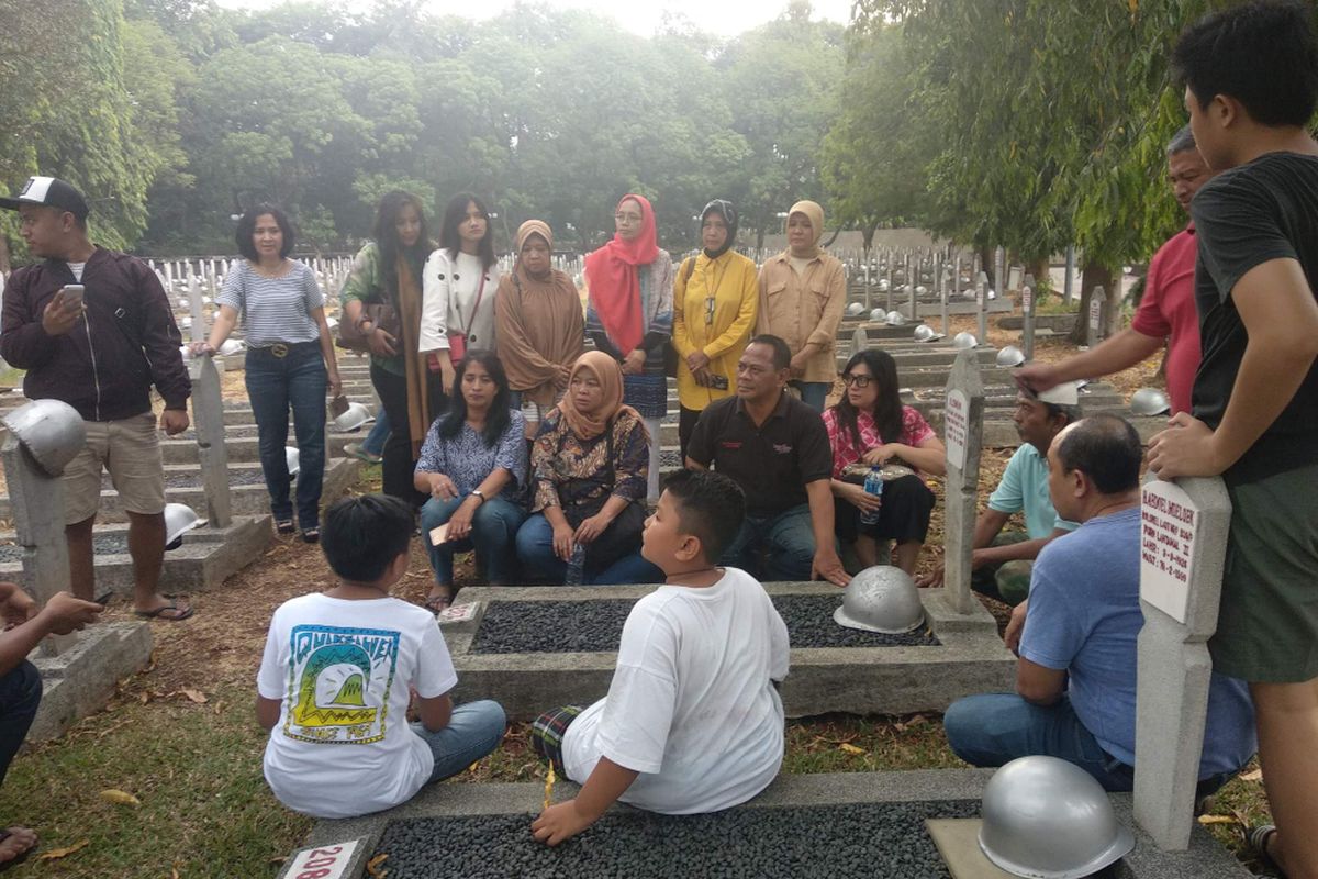 Warga Kompleks Akabri Menteng Pulo, Jakarta Selatan berbondong-bondong datang ke Taman Makam Pahlawan (TMP) Kalibata, Kamis (18/10/2018) sore.