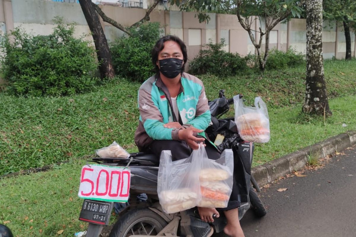 Sarman (34) pengemudi ojol berjualan snack untuk menambah penghasilan di masa pandemi, Rabu (18/11/2020).