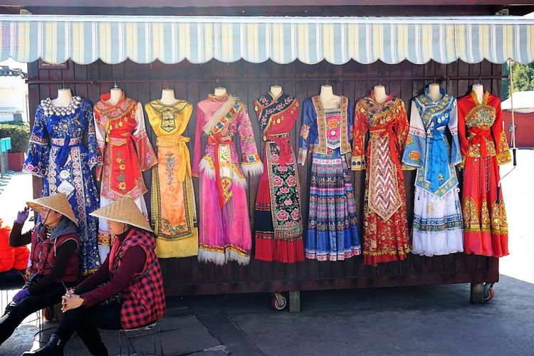 Baju tradisional etnis di Yunnan yang disewakan untuk berfoto di Yunnan Ethnic Village.