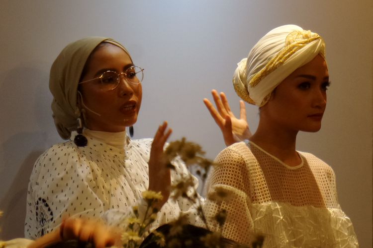 Tampilan turban classy yang diperagakan oleh fashion stylist Lady Yulia. 