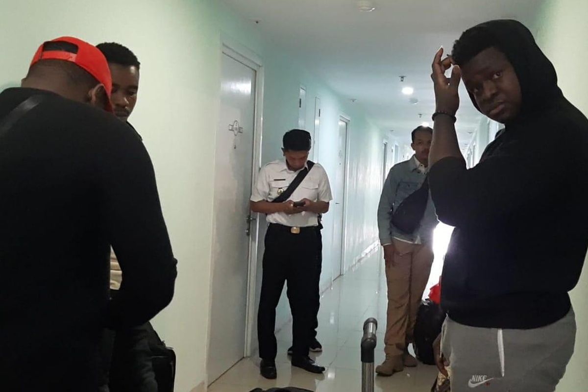 Sejumalh warga asal berbagai negara di Afrika yang diamankan di Apartemen Green Pramuka City, Jakarta Timur,  Kamis (24/10/2019), karena overstay.