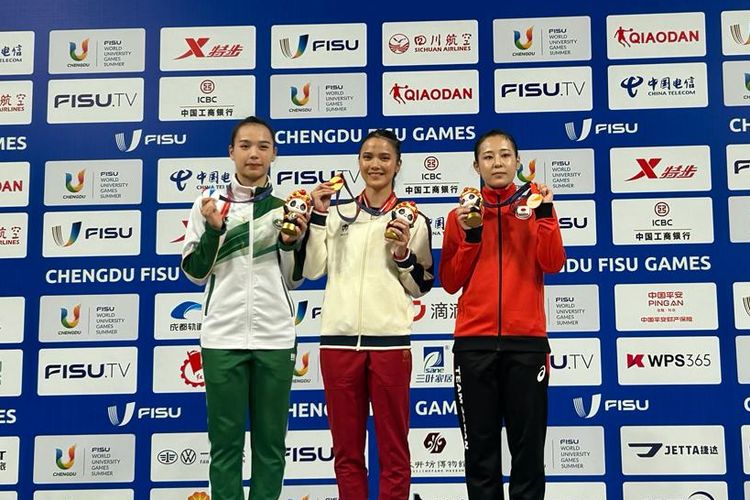 Atlet wushu Indonesia, Nandhira Mauriskha (tengah), meraih dua medali emas pada ajang The FISU World University Games 2021 yang diselenggarakan di Chengdu, China, pada 28 Juli-3 Agustus 2023. 