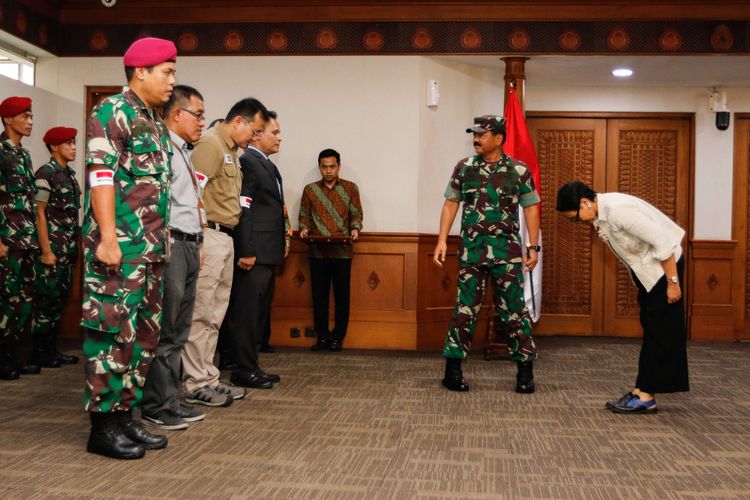 Menteri Luar Negeri Republik Indonesia, Retno Marsudi didampingi Panglima TNI, Marsekal TNI Dr. Hadi Tjahjanto dan Kapolri, Jenderal Polisi Idham Azis saat pelepasan tim evakuasi warga negara Indonesia yang bekerja di kapal Diamond Princess di Bandara Soekarno Hatta, Tangerang, Banten, Jumat (28/2/2020). Pemerintah mengevakuasi 68 WNI di Kapal Diamond Princess yang kini berada di Yokohama, Jepang, terkait merebaknya virus corona .