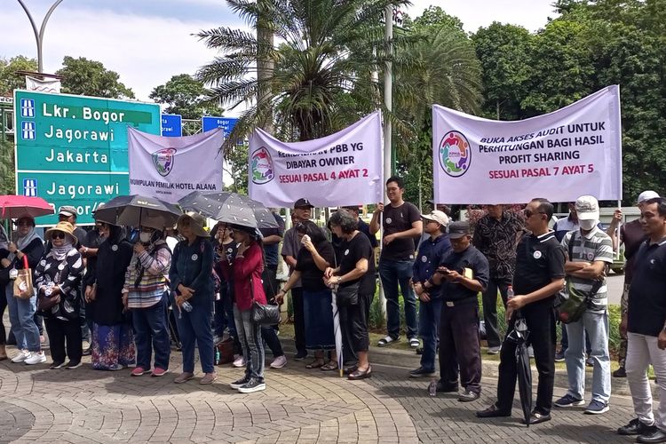 Puluhan pemilik Condotel Alana Sentul melakukan aksi unjuk rasa di depan kantor pemasaran PT Sentul City Tbk, di Jalan MH Thamrin, Cipambuan, Babakan Madang, Kabupaten Bogor, Jawa Barat, Rabu (6/3/2024)