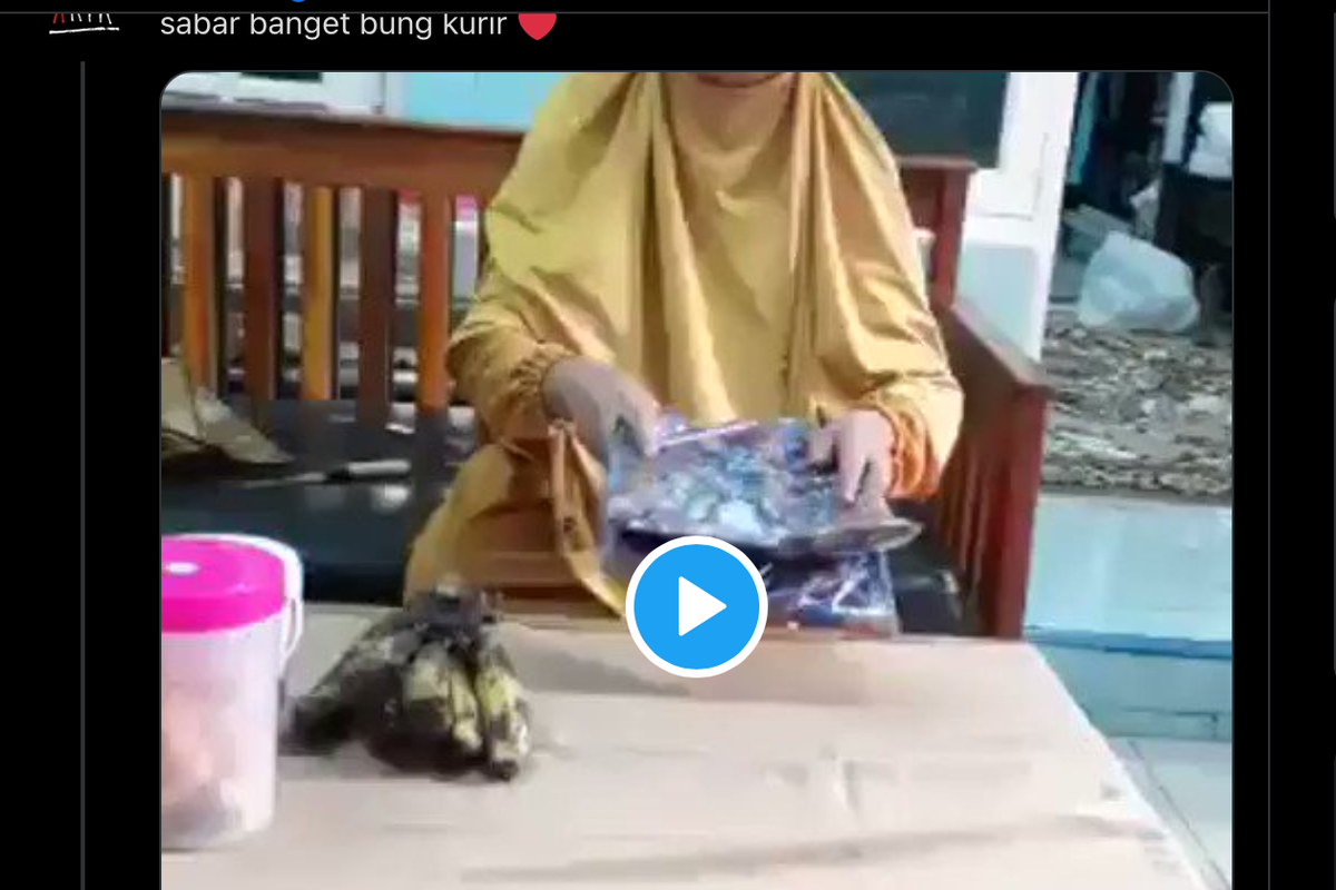 Video viral pembeli maki kurir saat COD ketika barang yang diterima tak sesuai dengan yang diinginkan. Pembeli mengeluarkan kata kasar dan meminta barang dikembalikan.