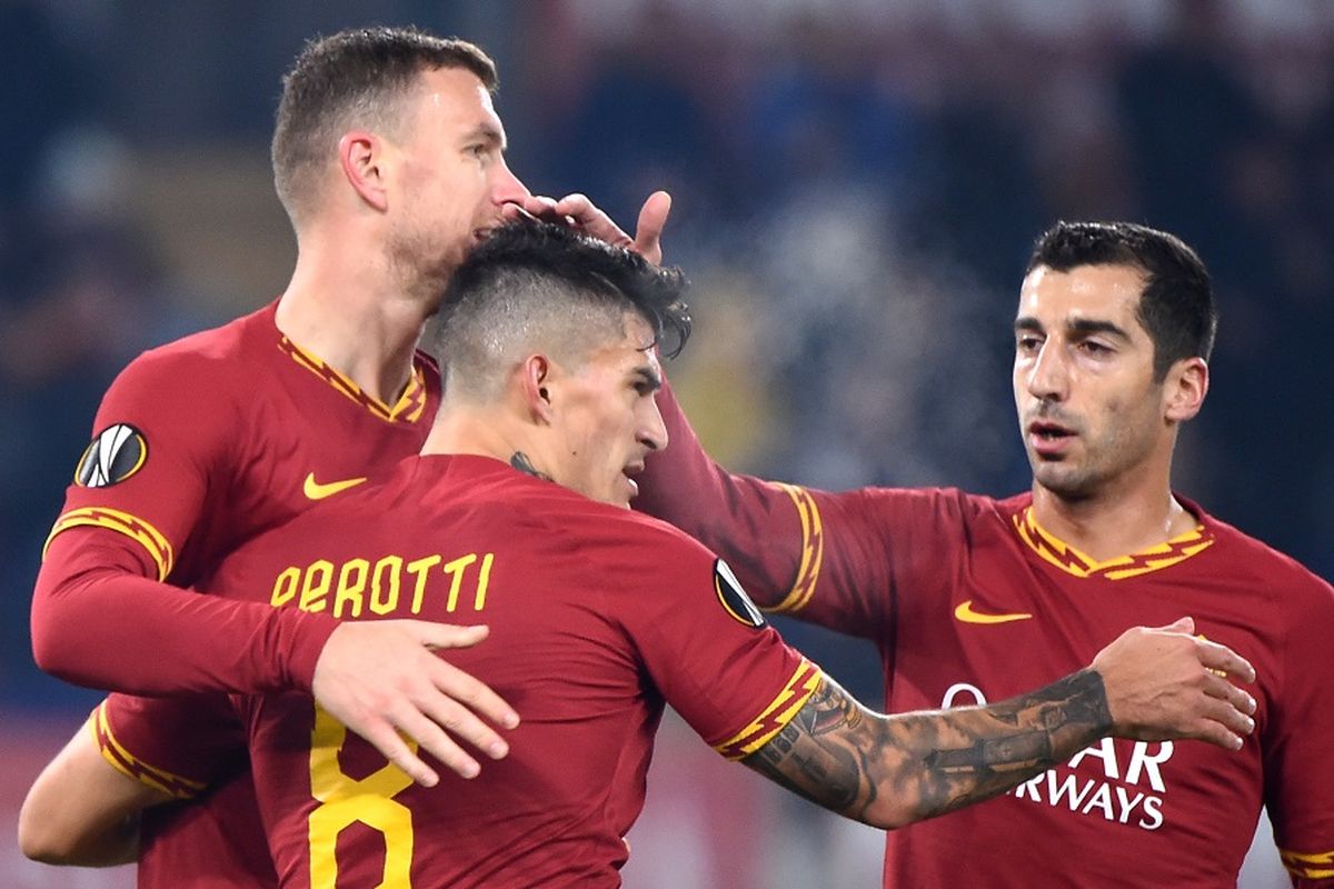 Striker AS Roma Edin Dzeko (kiri) merayakan gol dengan rekan setim Diego Perotti (tengah) dan Henrik Mkhitaryan setelah mencetak gol dalam pertandingan Liga Europa Grup J antara AS Roma vs Wolfsberger pada 12 Desember 2019 di Stadion Olimpico Roma.
