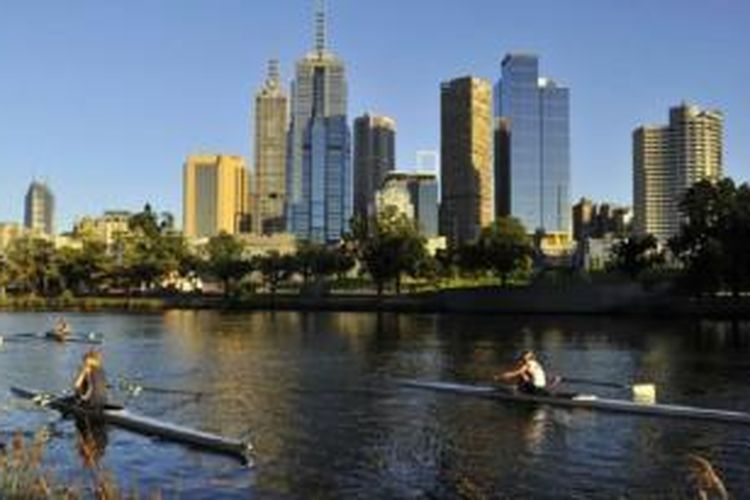 Pendayung berlatih saat fajar di Sungai Yarra di Melbourne, Australia, 24 Januari 2012. 