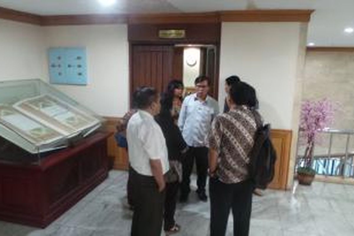 Sejumlah jemaat gereja GKPI di kantor Wali Kota Jakarta Timur usai melakukan rapat membahas soal tempat ibadah mereka yang terancam dibongkar. Kamis (23/7/2015).