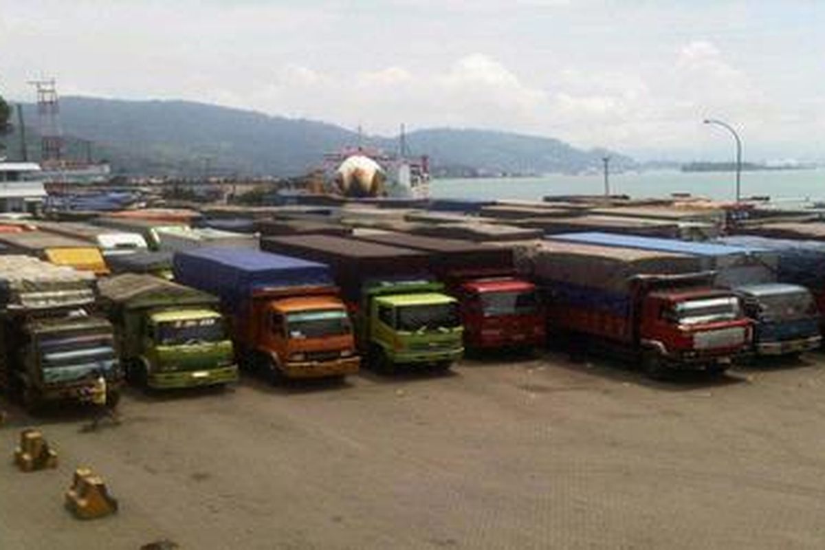 Antrean truk di luar Pelabuhan Merak, Kota Cilegon, Banten