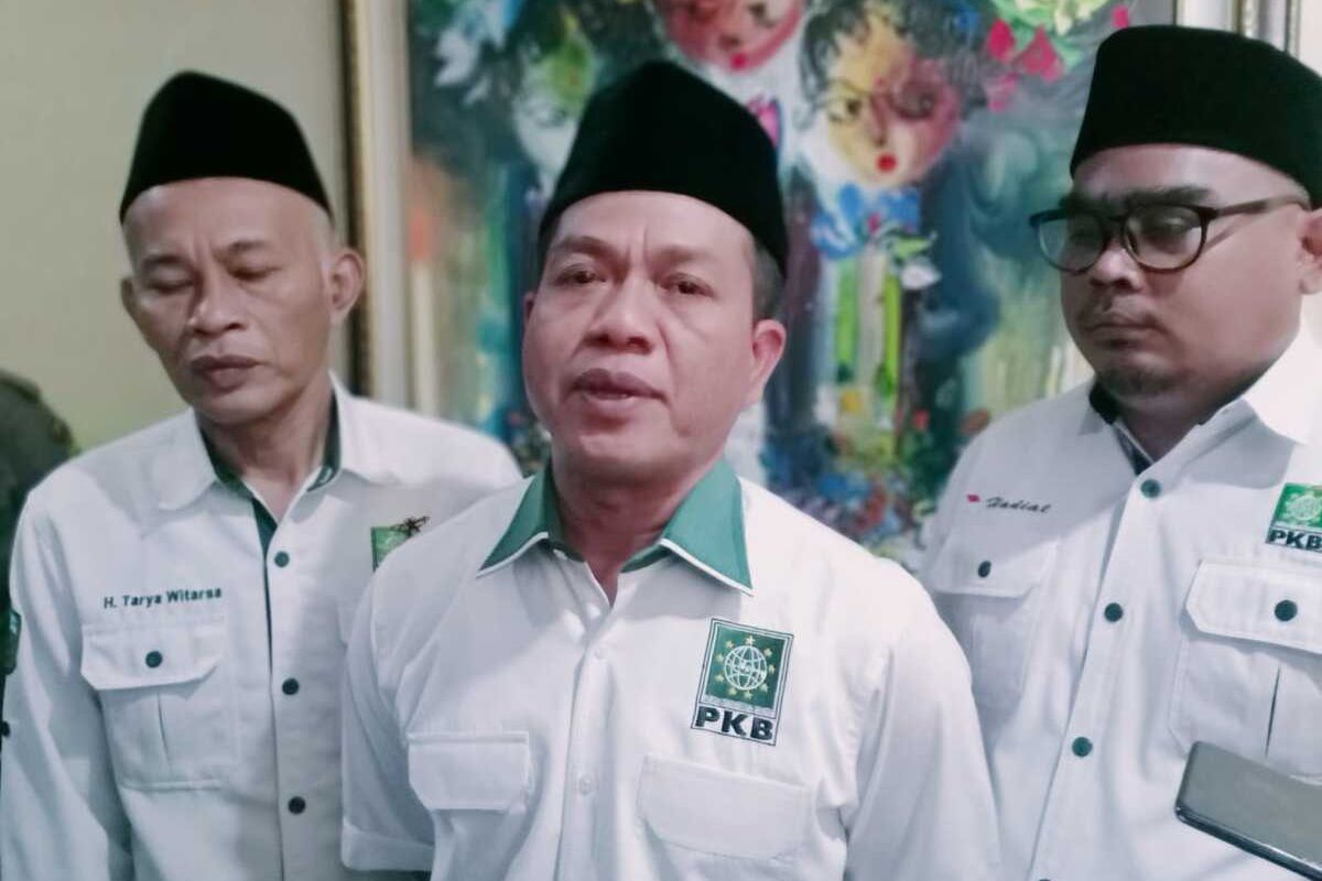 Bupati Bandung Dadang Supriatna menyebut Jalan Raya Bojongsoang harus sudah memiliki fly over atau jembatan layang. Pasalnya, Jalan Raya Bojongsoang merupakan salah satu akses utama masyarakat Kabupaten Bandung bepergian menuju Kota Bandung, begitu pun sebaliknya. Selain itu, persoalan kemacetan yang kerap terjadi di Jalan Raya Bojongsoang sudah sangat serius.