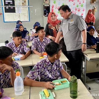 Menteri Koordinator (Menko) Bidang Perekonomian Airlangga Hartarto memenuhi undangan Pemerintah Kabupaten (Pemkab) Tangerang yang mengadakan simulasi program makan siang bernama Anak Sehat dan Sejahtera (Aksara) di SMPN 2 Curug Kabupaten Tangerang, Kamis (29/2/2024).
