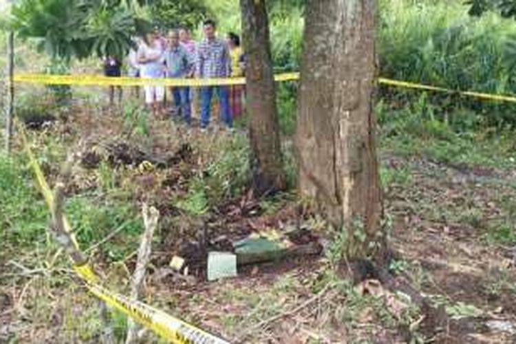 Polisi memasang police line di kuburan bayi yang ditemukan warga di Jalan Perdana, Pontianak (3/3/2016)