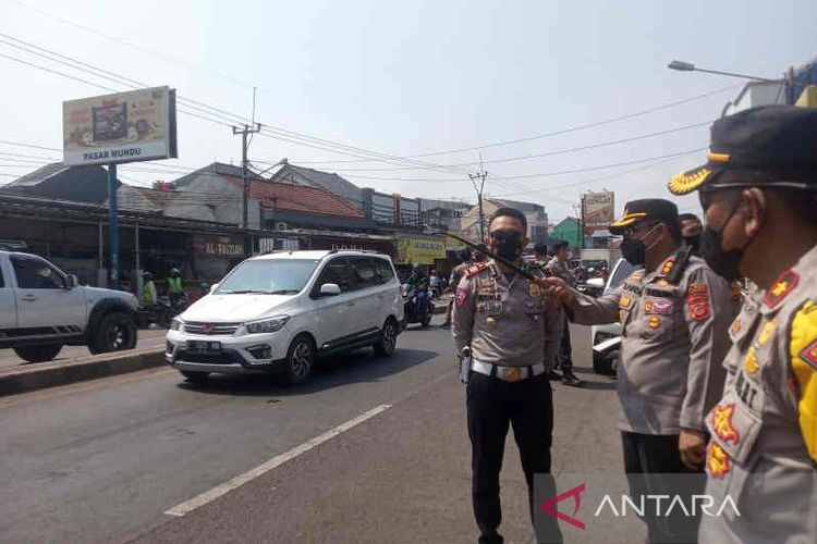 Kapolres Cirebon Kota AKBP Fahri Siregar (kedua kanan) saat meninju lokasi rawan macet di jalur Pasar Mundu, Cirebon, Jawa Barat, Jumat (15/4/2022). 