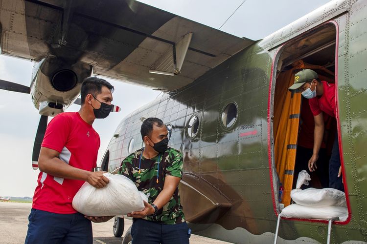 Persiapan operasi Teknologi Modifikasi Cuaca (TMC) di Sumatera Selatan dan Jambi yang didukung TNI AU Skadron 4 Malang dengan mengerahkan armada pesawat Casa 212 A-2105.
