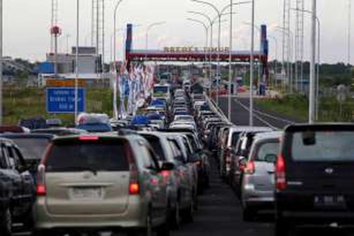 Kemacetan mengular sepanjang 18 kilometer di ruas tol Pejagan - Brebes Timur, Jawa Tengah, Jumat (01/07/2016). Puncak arus mudik diperkirakan terjadi pada H-3 lebaran.