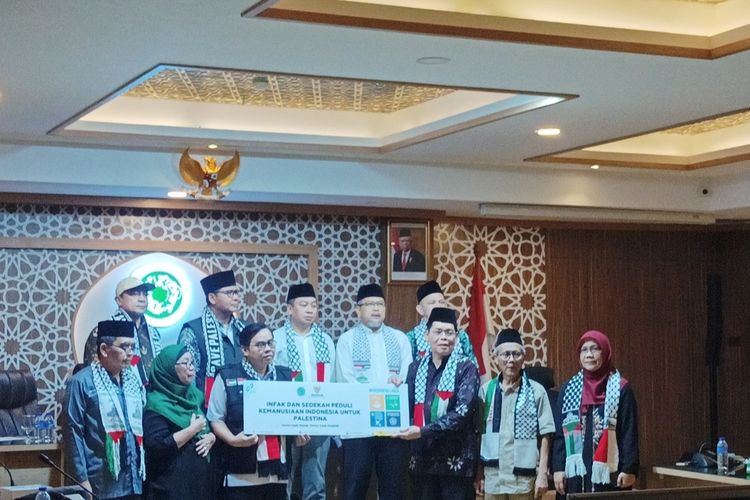 Majelis Ulama Indonesia (MUI) menyalurkan bantuan kemanusiaan sebesar Rp 25 miliar untuk warga Palestina di kantor pusat MUI, Jakarta Pusat pada Senin (6/11/2023).