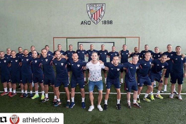 Para pemain Athletic Bilbao menggunduli rambut sebagai bentuk simpati kepada Yeray Alvarez (baju putih) jelang latihan pramusim, Jumat (7/7/2017). 
