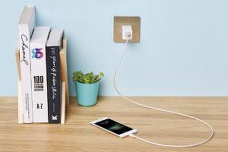 Smartphone OPPO R7 dengan teknologi VOOC Flash Charging.