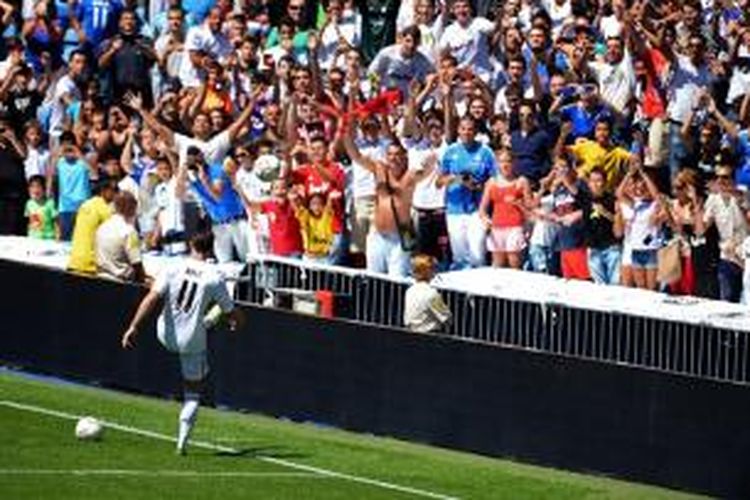 Gareth Bale saat dipresentasikan sebagai pemain baru Real Madrid di depan hadapan puluhan ribu suporter Los Galacticos di Santiago Bernabeu, Senin (2/9/2013). 